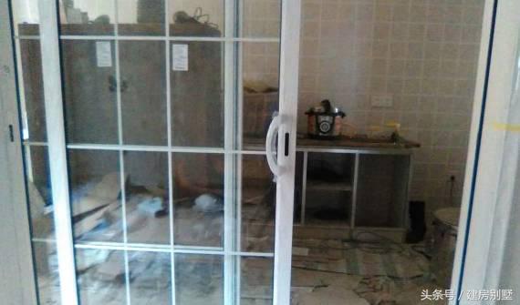 女漢子大年三十不看春晚籌劃建房，有壁爐、露臺和薔薇花墻