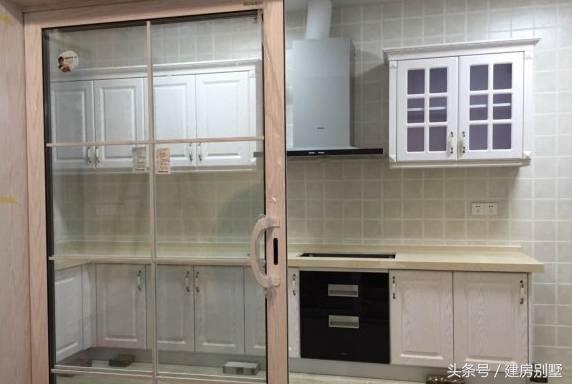 女漢子大年三十不看春晚籌劃建房，有壁爐、露臺和薔薇花墻