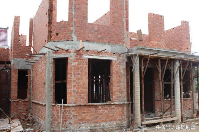 上海兄妹自建兩棟農(nóng)村別墅，父母住在一層小平房，合適嗎？