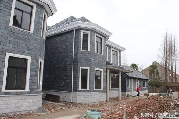 上海兄妹自建兩棟農(nóng)村別墅，父母住在一層小平房，合適嗎？