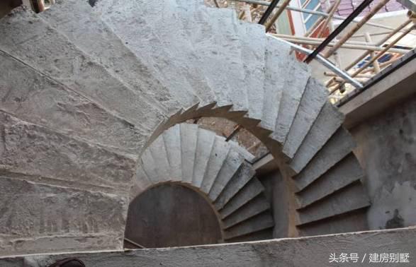 上海兄妹自建兩棟農(nóng)村別墅，父母住在一層小平房，合適嗎？