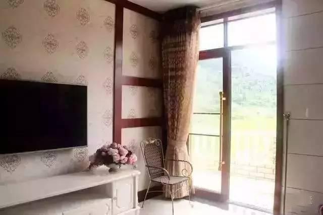 湖南農(nóng)村小伙50萬自建2層小別墅，孝敬他的爸媽，鄰居都很羨慕