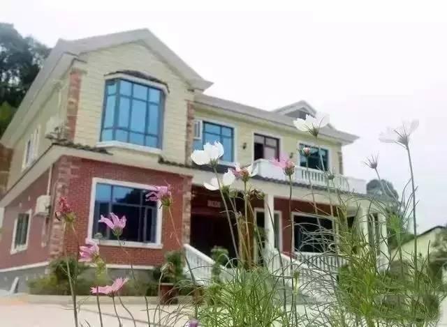 湖南農(nóng)村小伙50萬自建2層小別墅，孝敬他的爸媽，鄰居都很羨慕