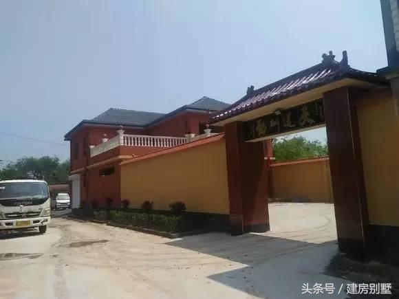 河北兄弟自建兩層聯(lián)排住宅，外觀氣勢仿若“故宮”