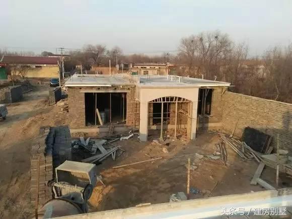 河北兄弟自建兩層聯(lián)排住宅，外觀氣勢仿若“故宮”