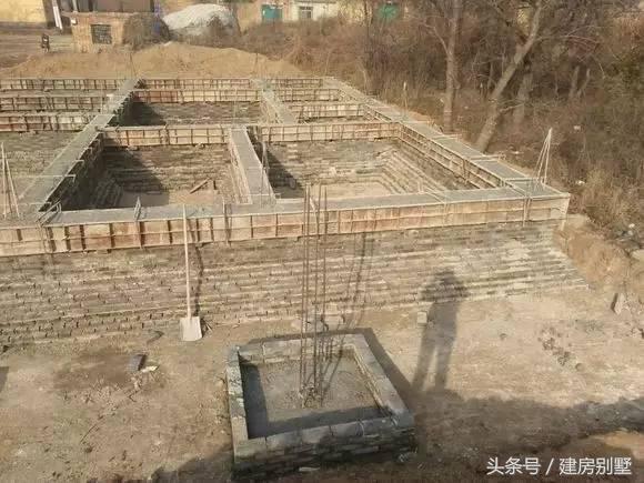 河北兄弟自建兩層聯(lián)排住宅，外觀氣勢仿若“故宮”