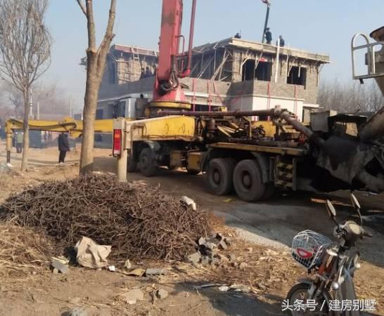 河北兄弟自建兩層聯(lián)排住宅，外觀氣勢仿若“故宮”