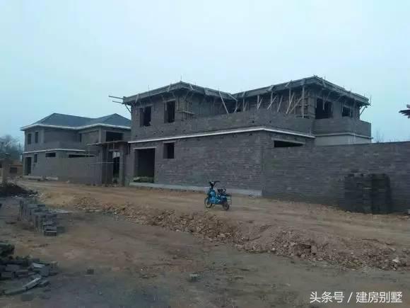 河北兄弟自建兩層聯(lián)排住宅，外觀氣勢仿若“故宮”