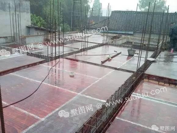 紅白搭配新農(nóng)村三層大別墅，即精致又美觀好看極了！