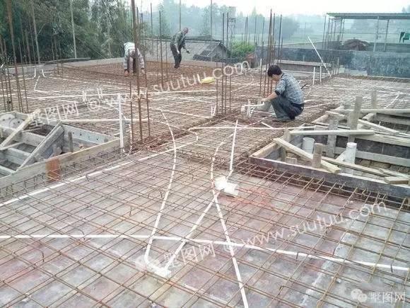 紅白搭配新農(nóng)村三層大別墅，即精致又美觀好看極了！