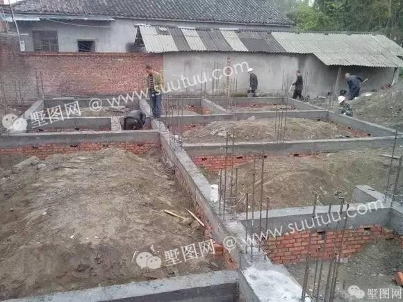 紅白搭配新農(nóng)村三層大別墅，即精致又美觀好看極了！