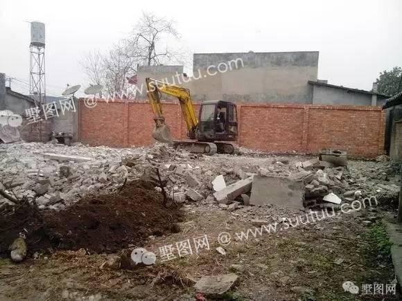 紅白搭配新農(nóng)村三層大別墅，即精致又美觀好看極了！