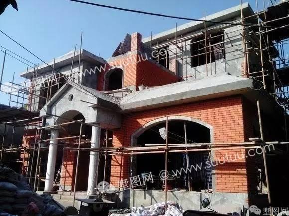 紅白搭配新農(nóng)村三層大別墅，即精致又美觀好看極了！