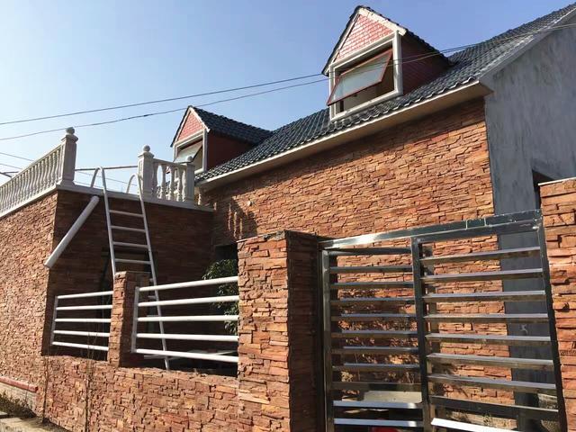 誰(shuí)說(shuō)一層自建房不好看，看看這款一層帶閣樓小別墅，洋氣又大方！