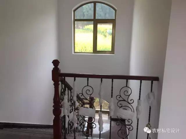 網(wǎng)友曬50萬農(nóng)村別墅，依山傍水還有花田半畝，鄰居嫉妒到不行