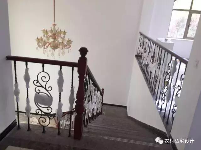 網(wǎng)友曬50萬農(nóng)村別墅，依山傍水還有花田半畝，鄰居嫉妒到不行