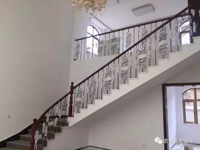 網(wǎng)友曬50萬農(nóng)村別墅，依山傍水還有花田半畝，鄰居嫉妒到不行