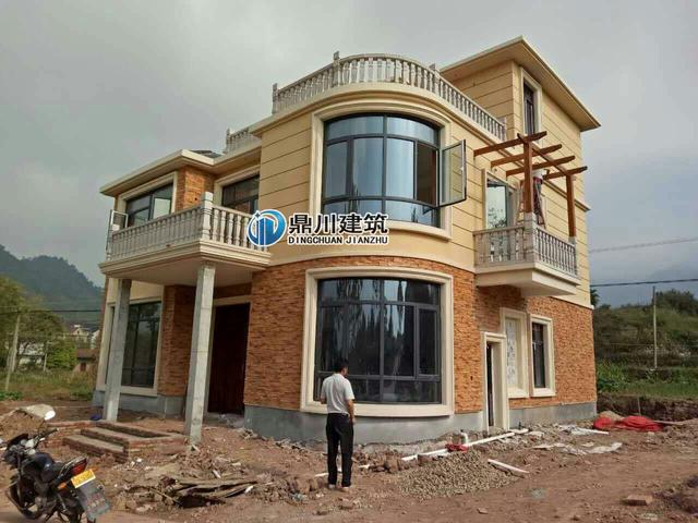 這款三層簡歐小別墅，都說建出來比效果圖好看，你們覺得呢？