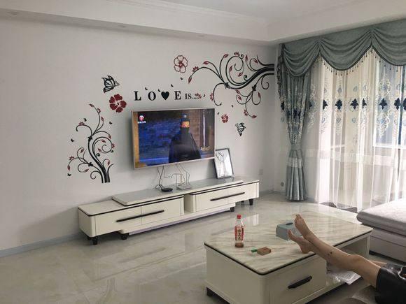 6萬簡單裝修的婚房，簡單美觀，可朋友都說墻上貼花太幼稚了，大家看看呢？