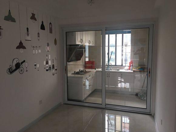 6萬簡單裝修的婚房，簡單美觀，可朋友都說墻上貼花太幼稚了，大家看看呢？