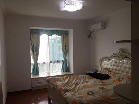 6萬簡單裝修的婚房，簡單美觀，可朋友都說墻上貼花太幼稚了，大家看看呢？