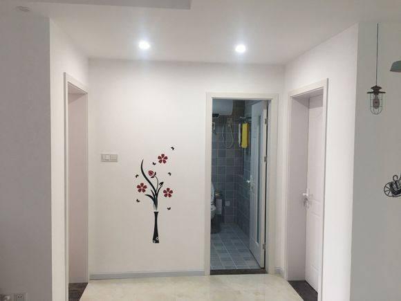 6萬簡單裝修的婚房，簡單美觀，可朋友都說墻上貼花太幼稚了，大家看看呢？