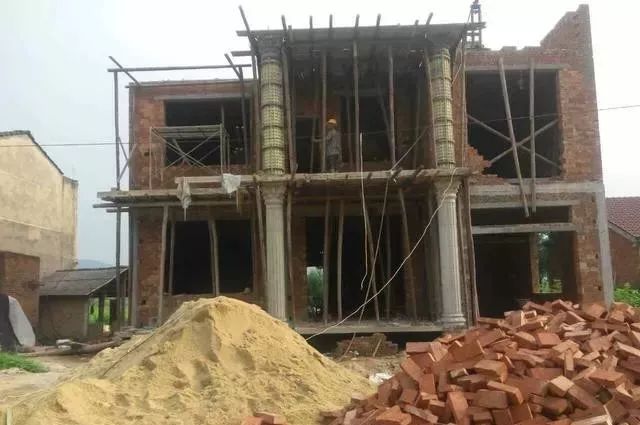 農(nóng)村自建房羅馬柱怎么做？GRC水泥預(yù)制、模板現(xiàn)澆羅馬柱