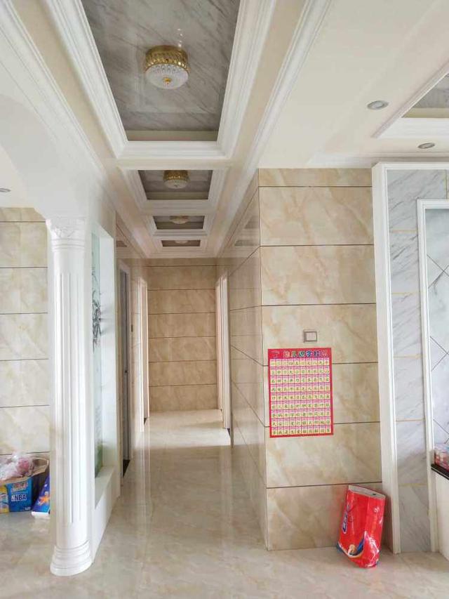 120平新房裝修花費了22萬，客餐廳全瓷磚上墻，整體是簡潔明亮很耐看！