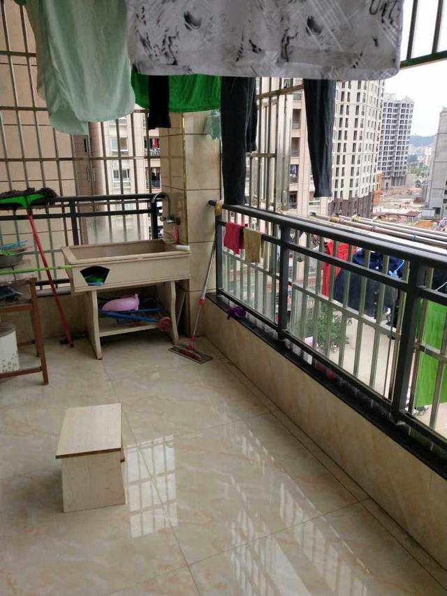 120平新房裝修花費了22萬，客餐廳全瓷磚上墻，整體是簡潔明亮很耐看！