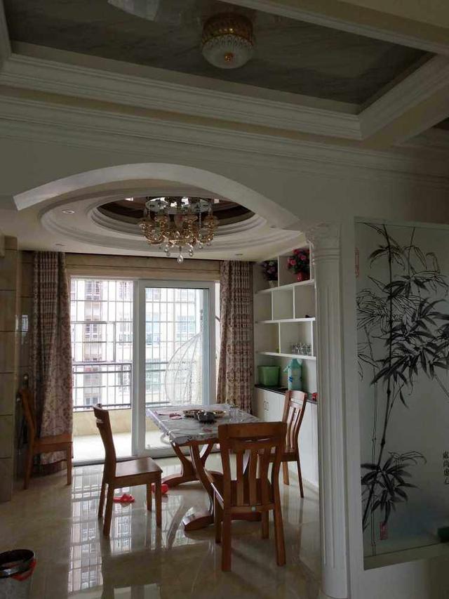 120平新房裝修花費了22萬，客餐廳全瓷磚上墻，整體是簡潔明亮很耐看！