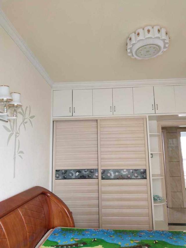 120平新房裝修花費了22萬，客餐廳全瓷磚上墻，整體是簡潔明亮很耐看！