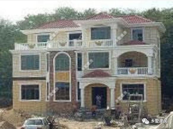 外觀簡單明了，帶挑空客廳、大露臺和車庫的農(nóng)村自建別墅設(shè)計圖，你想要的樣子它都有