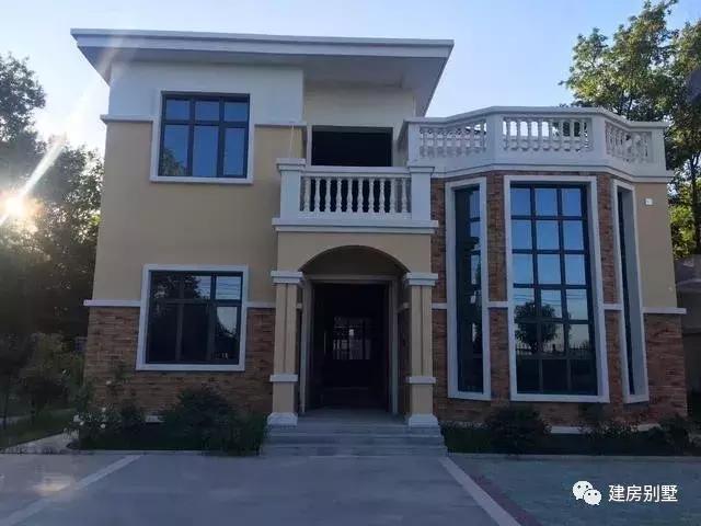 一款造價(jià)20多萬的兩層別墅設(shè)計(jì)圖，做成尖頂平頂都好看