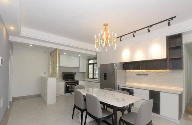 130平米房子簡約風(fēng)格裝修，黑白灰色調(diào)搭配還是那么經(jīng)典