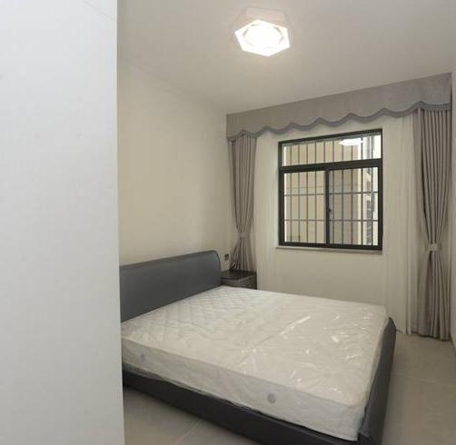 130平米房子簡約風(fēng)格裝修，黑白灰色調(diào)搭配還是那么經(jīng)典