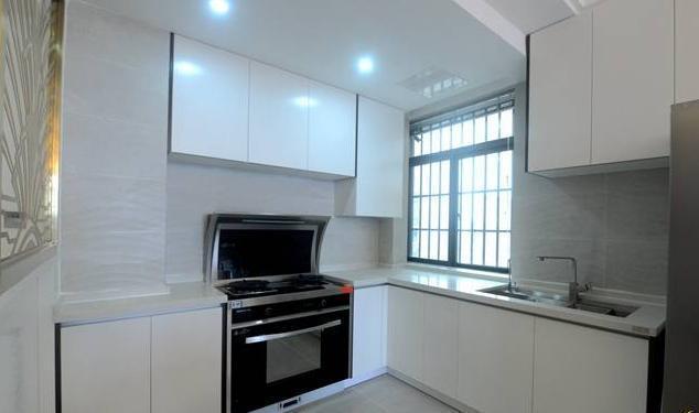 130平米房子簡約風(fēng)格裝修，黑白灰色調(diào)搭配還是那么經(jīng)典