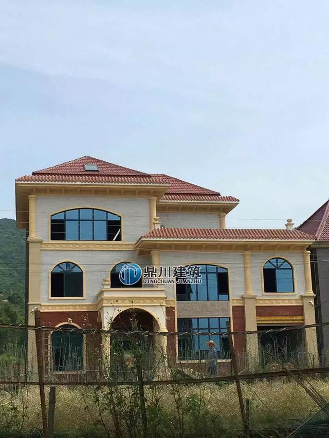 三層歐式別墅設(shè)計(jì)圖，11.8x12.5米，有棋牌室、多功能廳，含7個(gè)臥室，案例2最美，案例3花了50萬