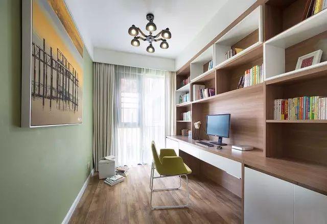 125平方的現(xiàn)代簡約風(fēng)格裝修效果圖，空間寬敞明亮，三居室的環(huán)境打造的非常簡約小資。