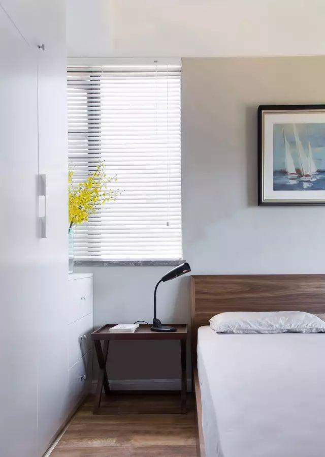 125平方的現(xiàn)代簡約風(fēng)格裝修效果圖，空間寬敞明亮，三居室的環(huán)境打造的非常簡約小資。