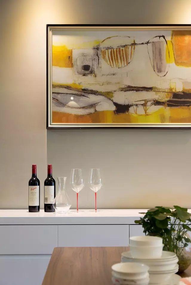 125平方的現(xiàn)代簡約風(fēng)格裝修效果圖，空間寬敞明亮，三居室的環(huán)境打造的非常簡約小資。