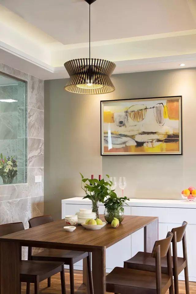 125平方的現(xiàn)代簡約風(fēng)格裝修效果圖，空間寬敞明亮，三居室的環(huán)境打造的非常簡約小資。