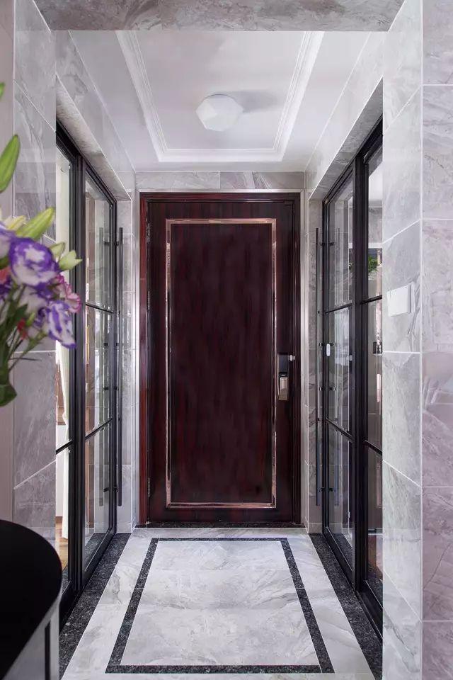 125平方的現(xiàn)代簡約風(fēng)格裝修效果圖，空間寬敞明亮，三居室的環(huán)境打造的非常簡約小資。