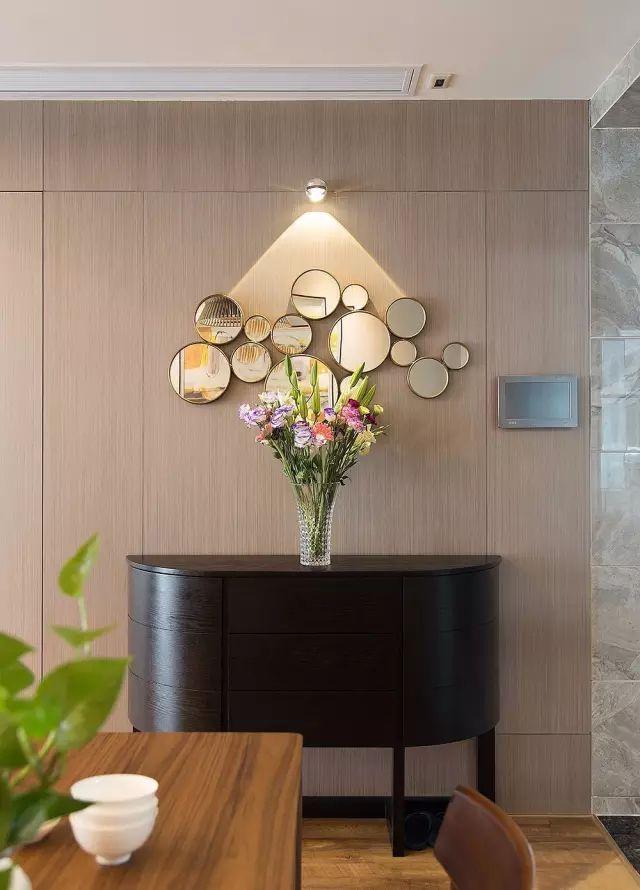 125平方的現(xiàn)代簡約風(fēng)格裝修效果圖，空間寬敞明亮，三居室的環(huán)境打造的非常簡約小資。