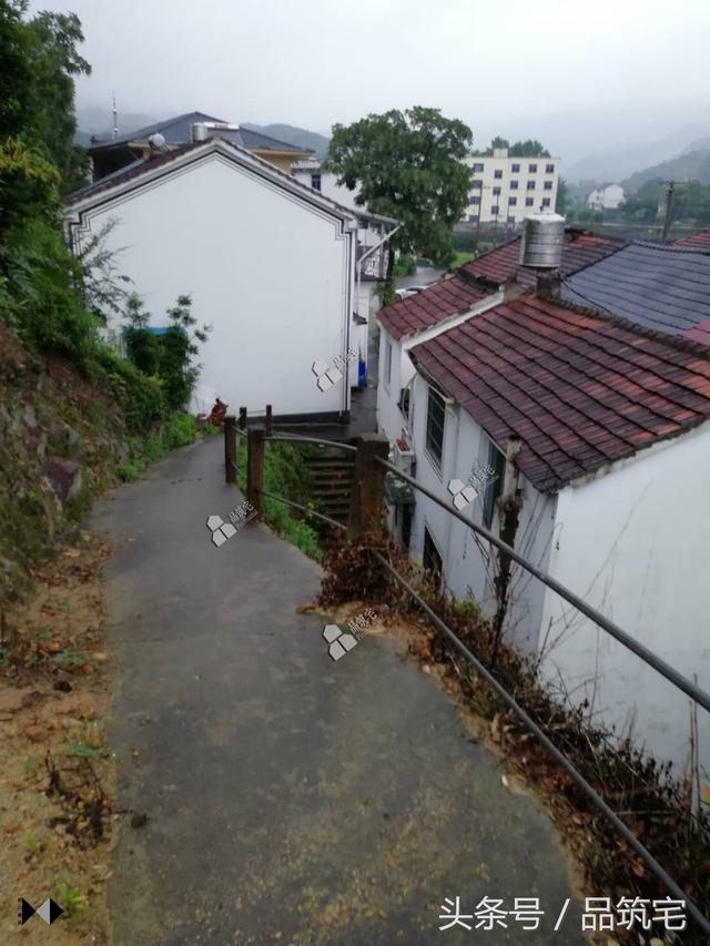 三層中式別墅設(shè)計(jì)圖，綠水青山白墻黛瓦，鄉(xiāng)間恬淡生活躍然眼前