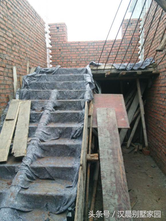 自建三層別墅，附平面設(shè)計圖，造價30萬左右，12X9.3米有露臺和院子