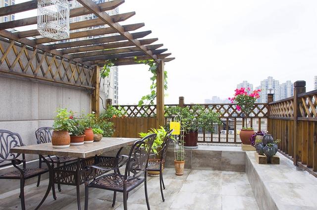 200平美式風(fēng)格裝修，特別喜歡家里的后花園，可以享受花開的好時光。