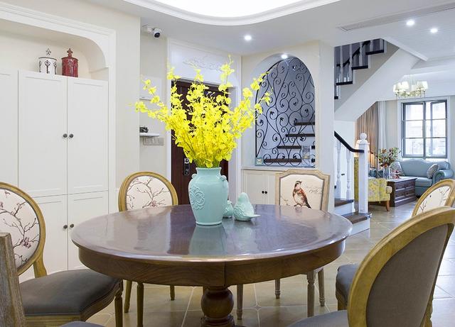 200平美式風(fēng)格裝修，特別喜歡家里的后花園，可以享受花開的好時光。