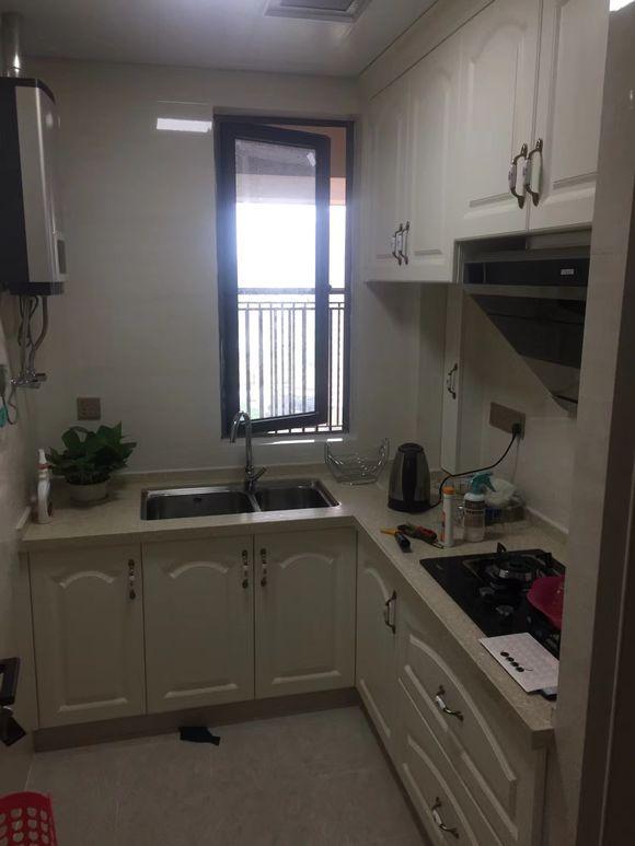 90平用10萬(wàn)裝修完，一進(jìn)門驚艷到我了，尤其是客廳的燈最亮眼。