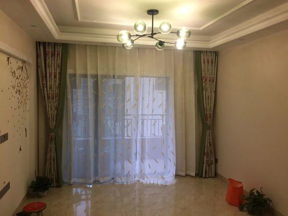 90平用10萬(wàn)裝修完，一進(jìn)門驚艷到我了，尤其是客廳的燈最亮眼。