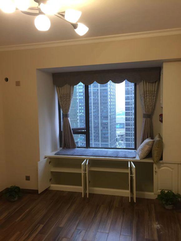 90平用10萬(wàn)裝修完，一進(jìn)門驚艷到我了，尤其是客廳的燈最亮眼。